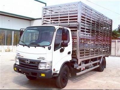 Xe tải Hino WU342L chở gia cầm 3,7 tấn thùng dài 4,2m