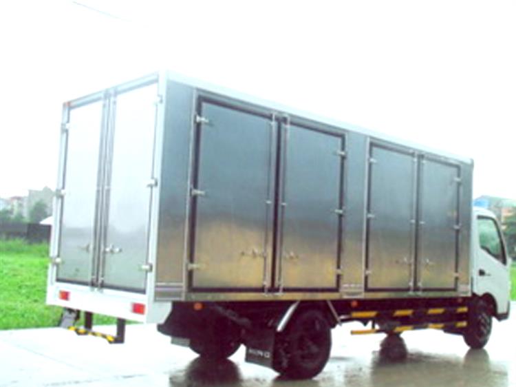 Xe tải Hino 5 tấn thùng kín 2 cửa hông rộng 1